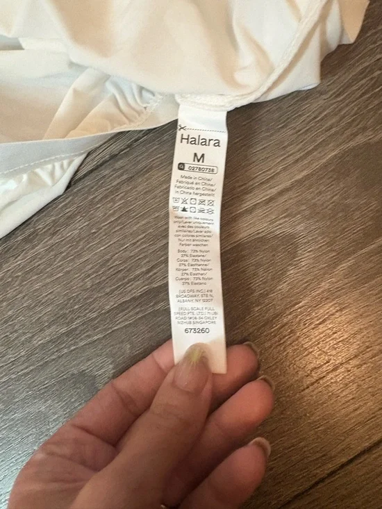 HALARA Cream Gathered-Hem Crop Top NWOT - Picture 4 of 5